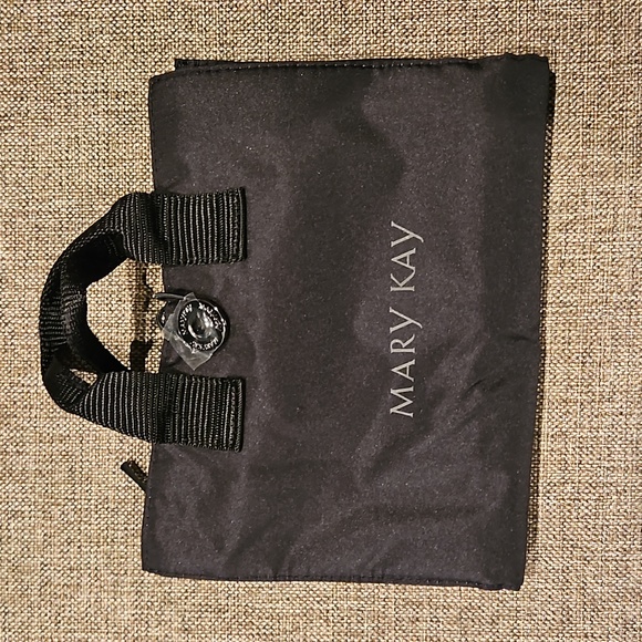 Mary Kay makeup brushes and makeup bag - Picture 5 of 6